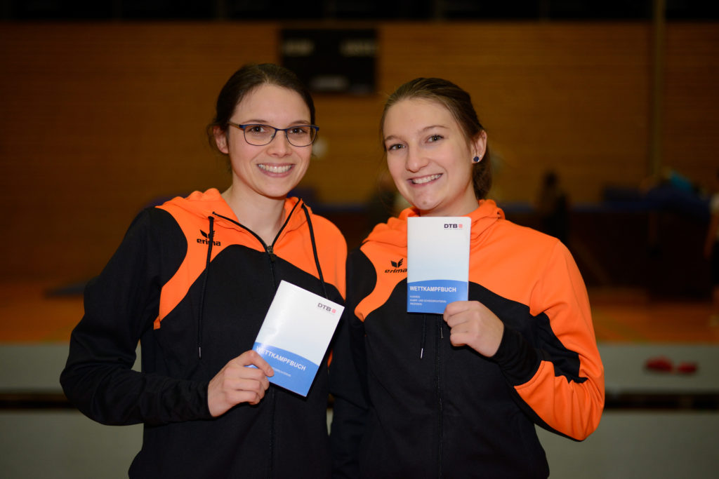 Unsere C-Karis Nora Speicher und Nathalie Zetzmann mit dem neu erworbenen Wettkampfbuch